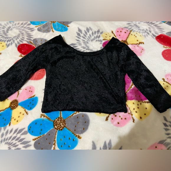 Rue21 Tops - Rue21 Velvet Cropped shirt